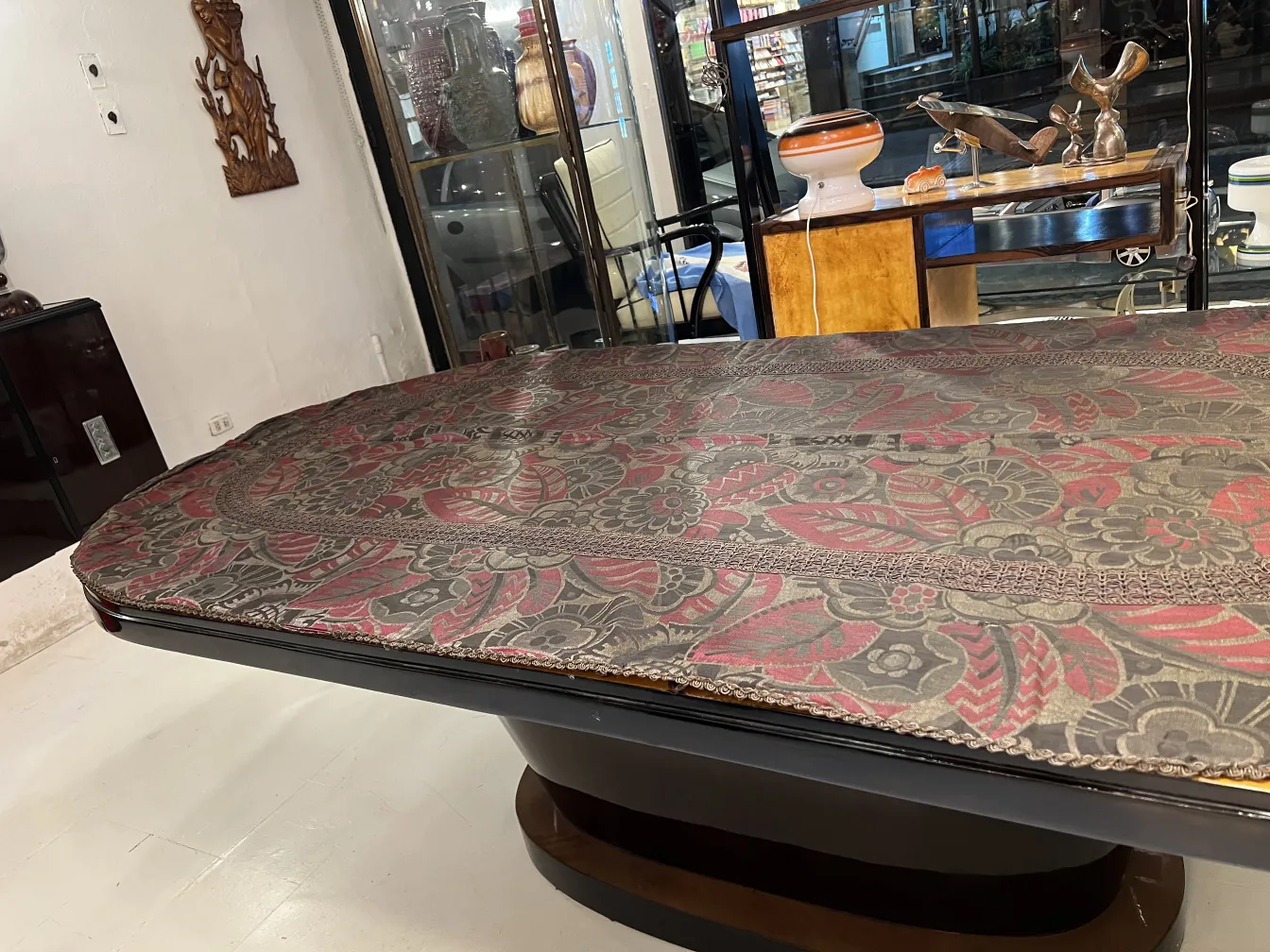 antike dekorative Tischdecke mit floralem Muster in roten Tönen