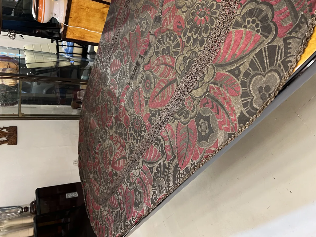 nappe ancienne avec motif floral et couleurs vives