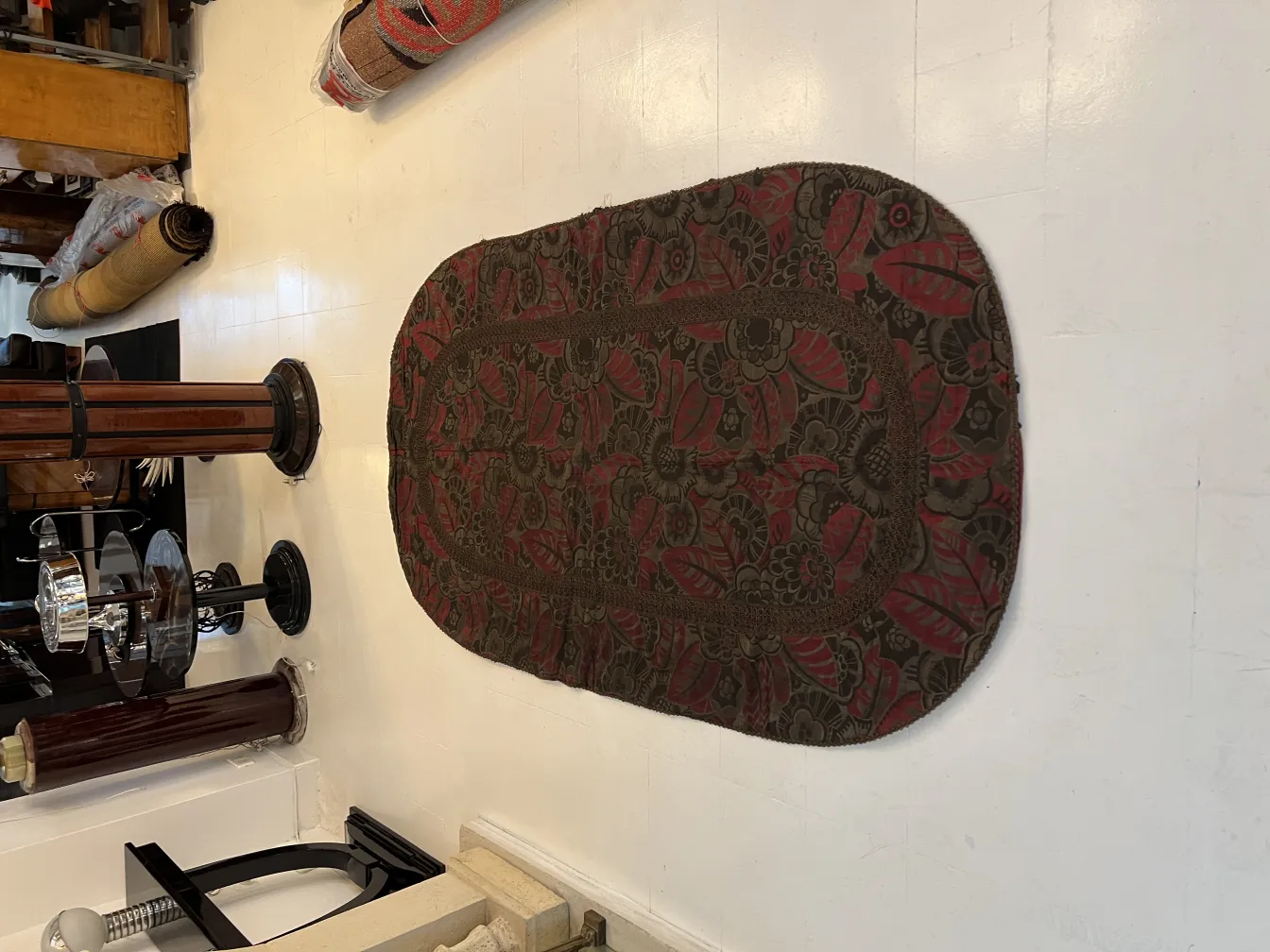 antike Tischdecke mit Blumenmuster in klassischer Umgebung