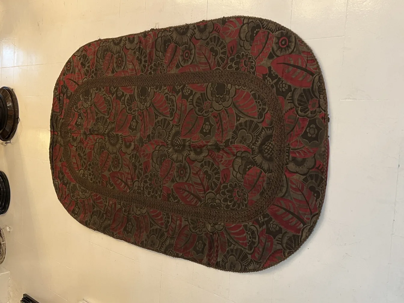 toalha de mesa antiga decorada com flores vermelhas e folhas verdes