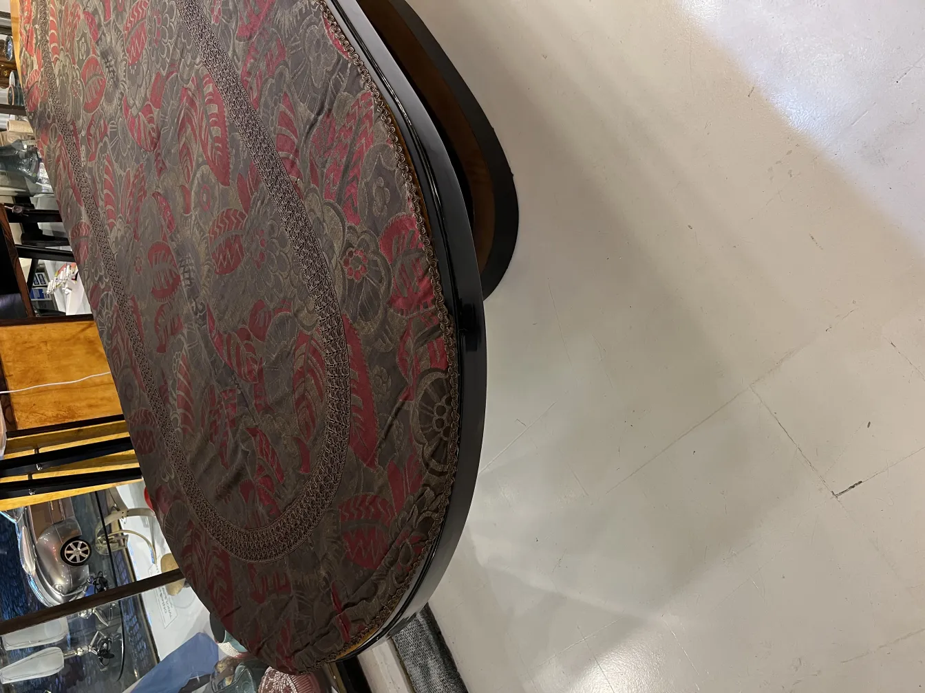 tovaglia antica decorativa in tonalità marrone con fiori rossi