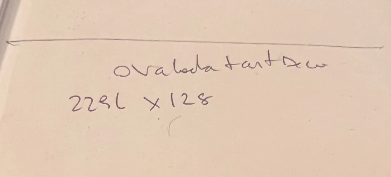 старинная овальная скатерть с декоративными деталями
