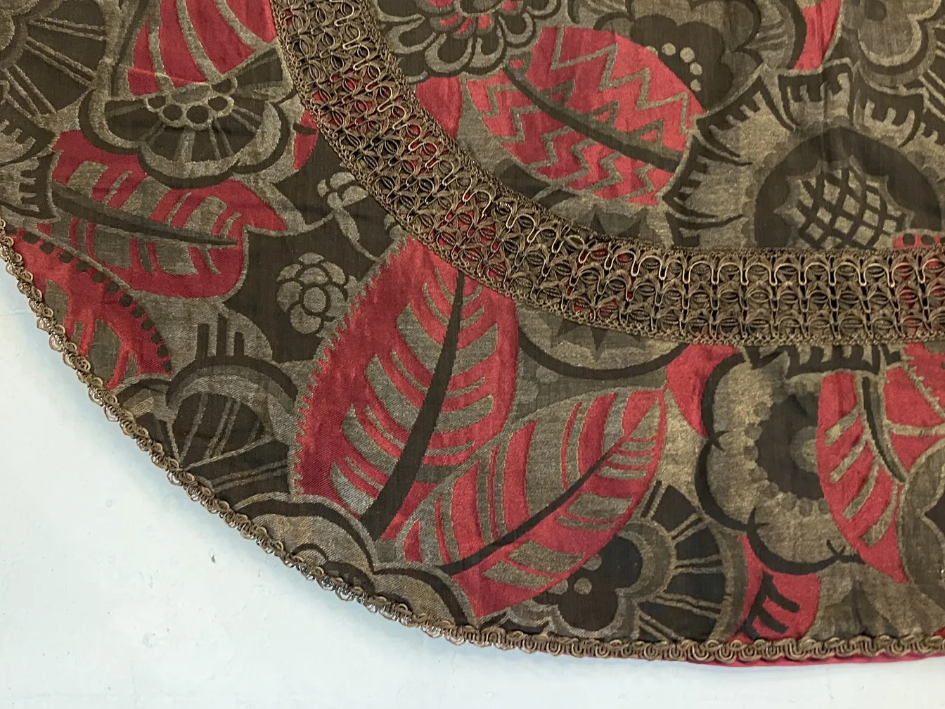 nappe ancienne avec motifs décoratifs de fleurs et feuilles