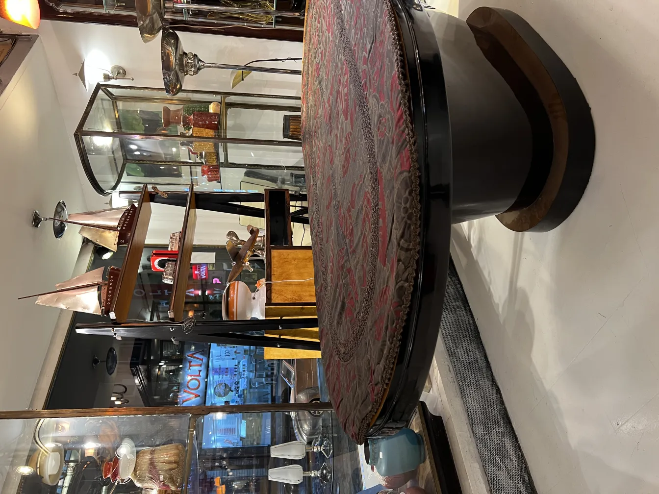 toalha de mesa antiga com padrão decorativo em mesa redonda