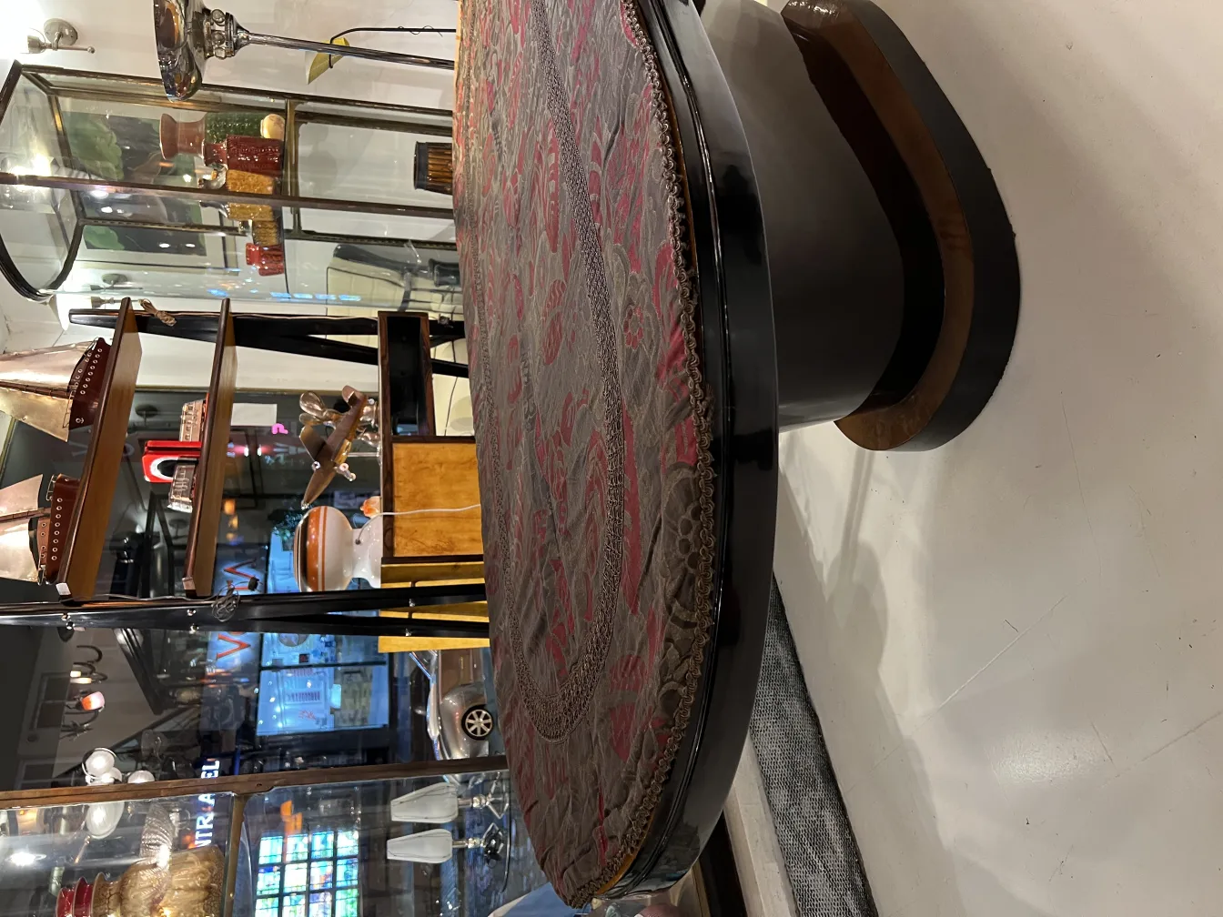 toalha de mesa antiga com padrão floral sobre uma mesa preta