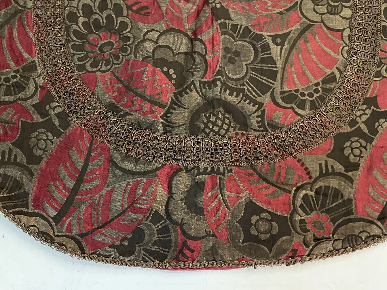 古い円形テーブルクロス、花模様と刺繍の縁