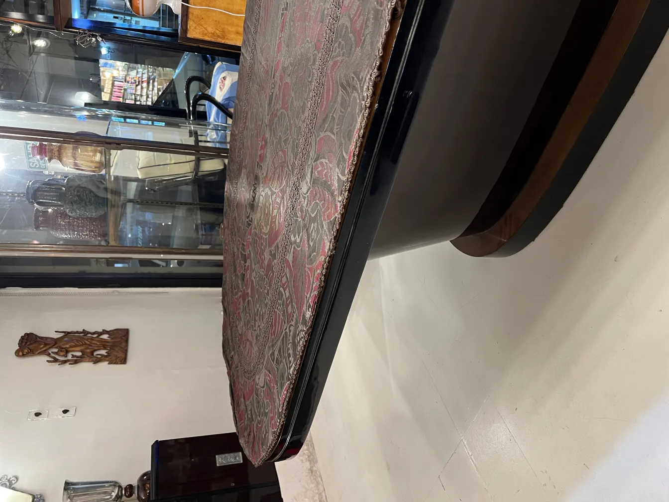 toalha de mesa antiga com padrão decorativo em ambiente vintage