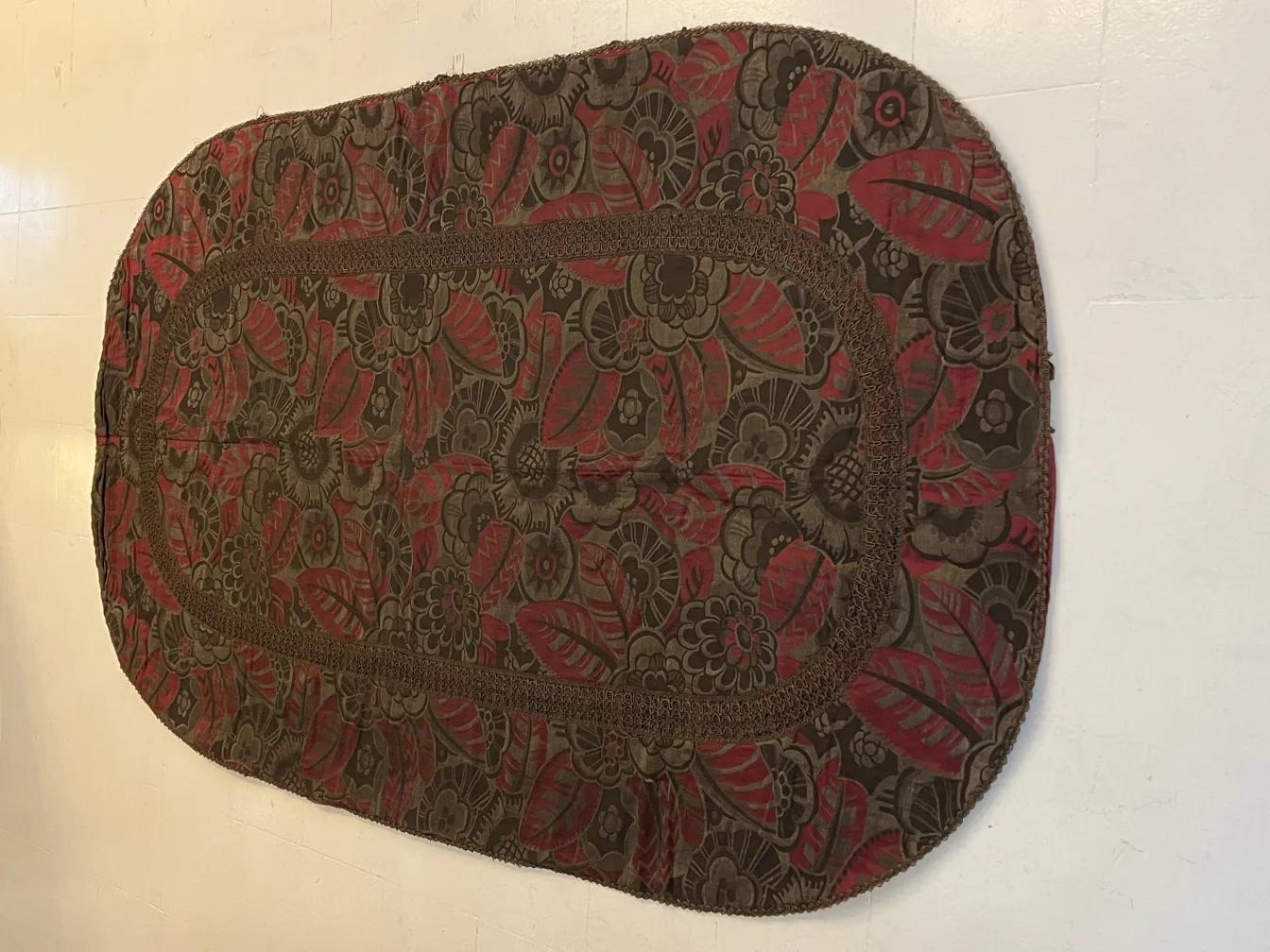 toalha de mesa antiga com flores em tons marrons e vermelhos