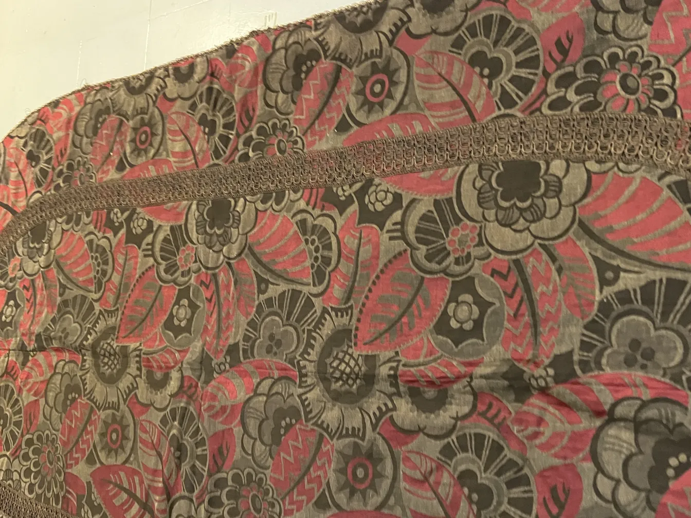 toalha de mesa antiga com padrão floral colorido em rosa e verde