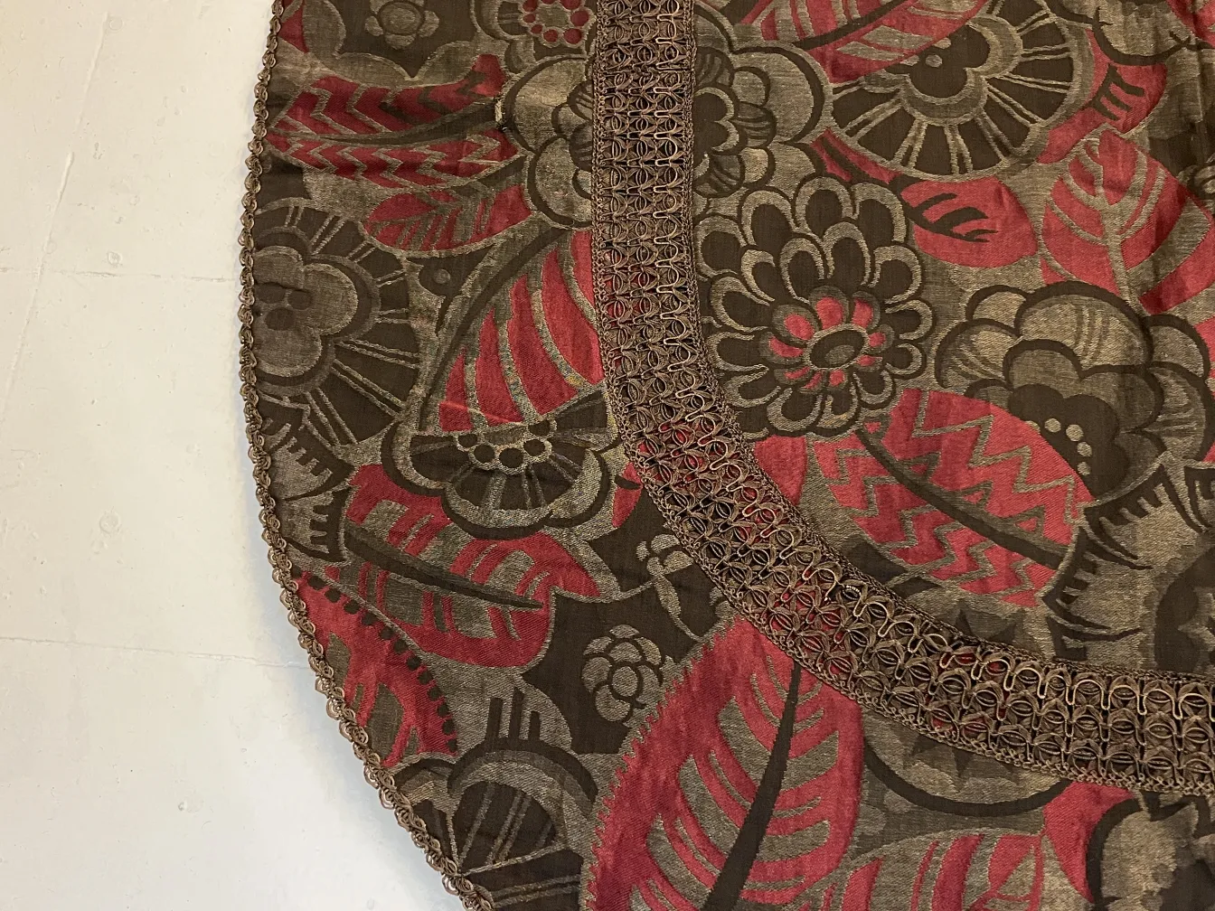 antike Tischdecke mit buntem Blumendesign und Rändern