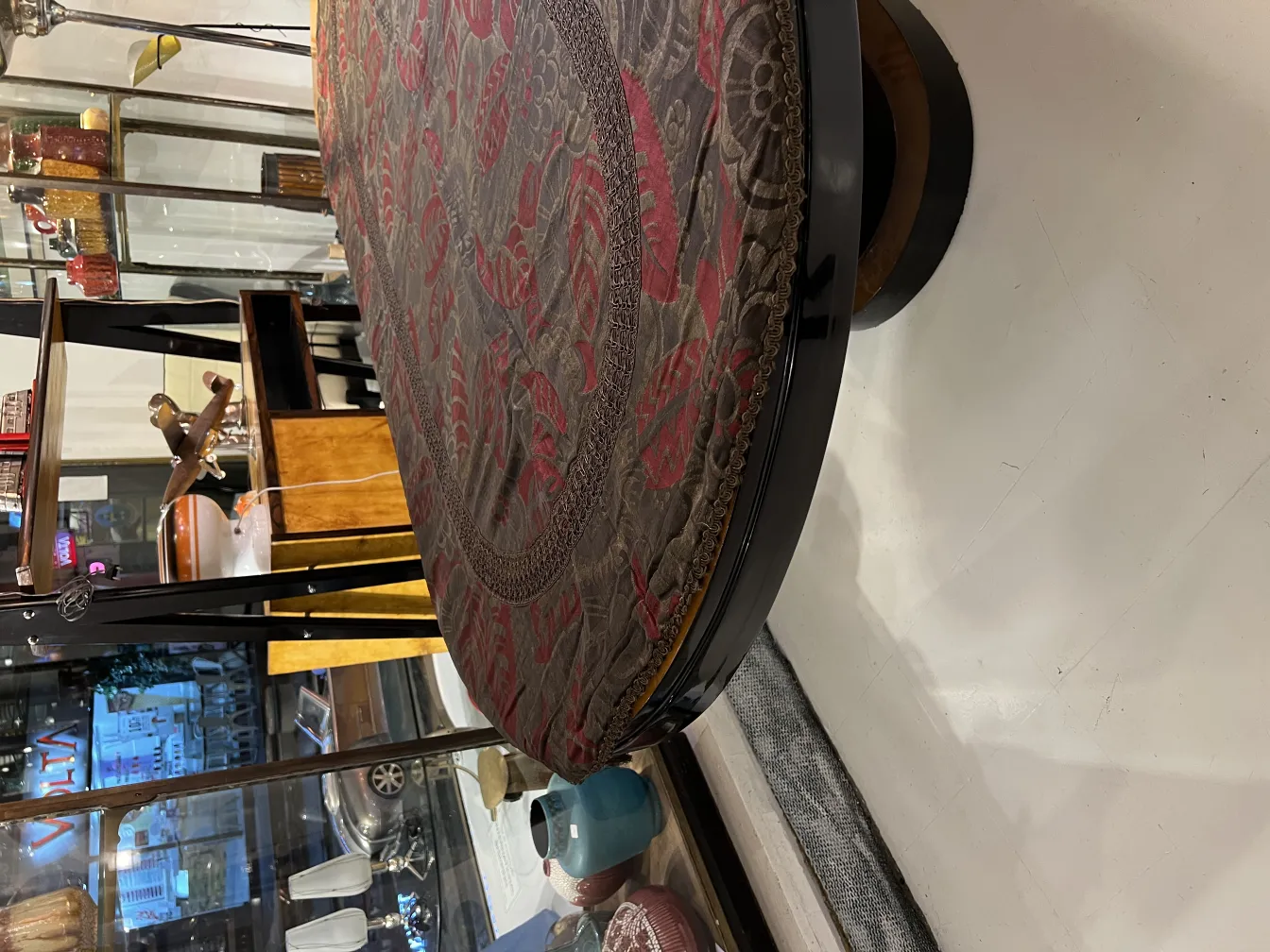 toalha de mesa antiga decorativa com padrão floral em tons de vermelho