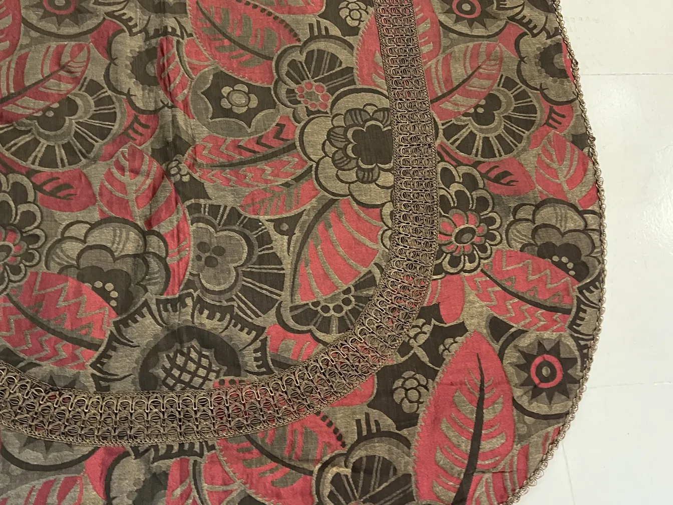 tovaglia antica con motivo floreale in rosso e nero, ambiente elegante.