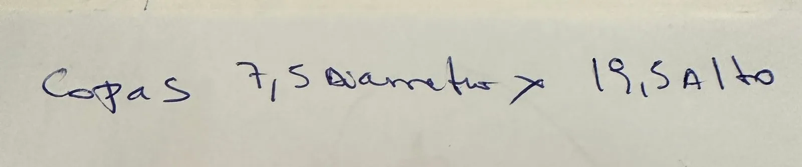 Sechs antike Gläser auf einem Tisch, elegant arrangiert.