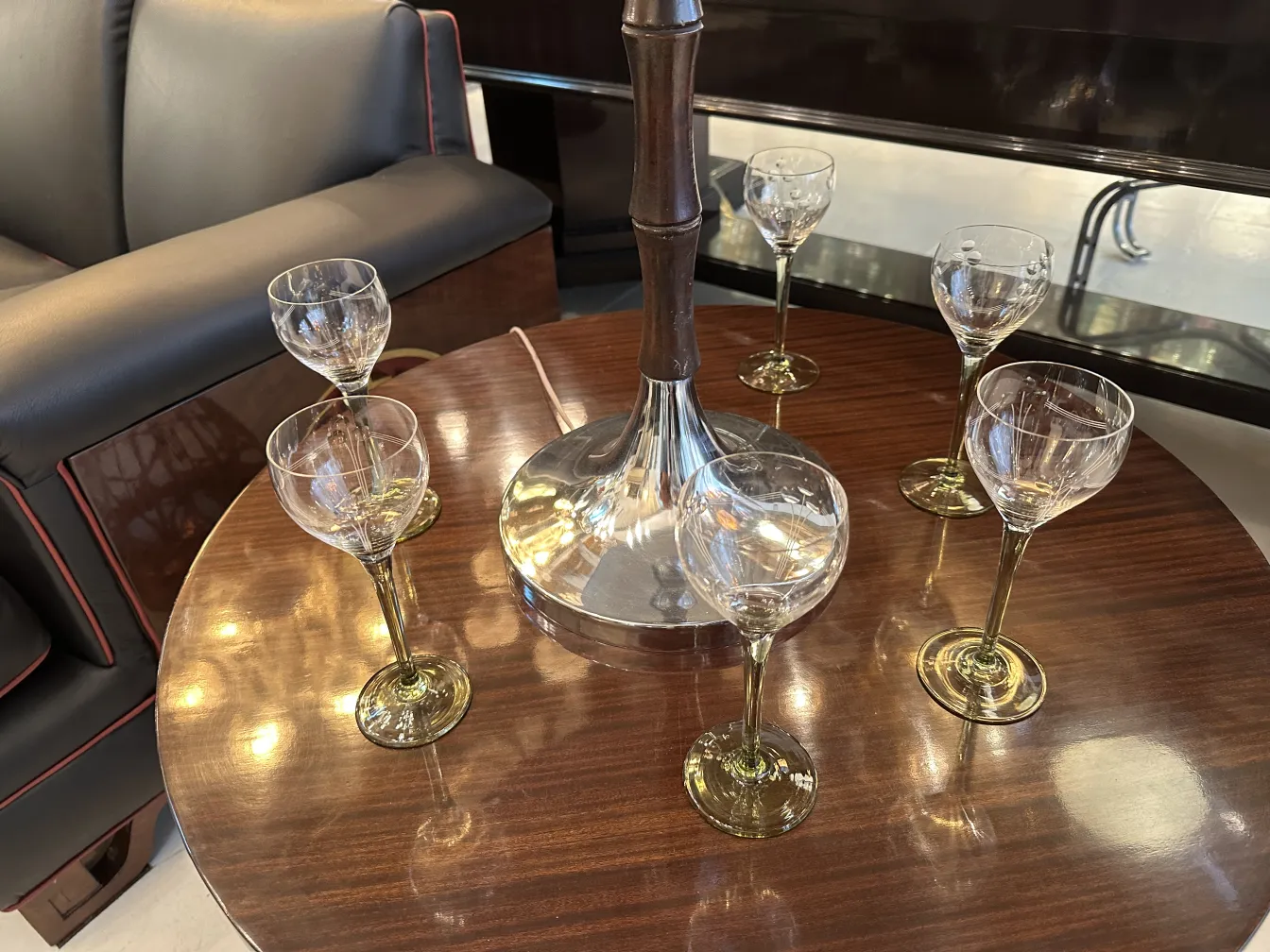 Ensemble de 6 verres anciens sur une table en bois