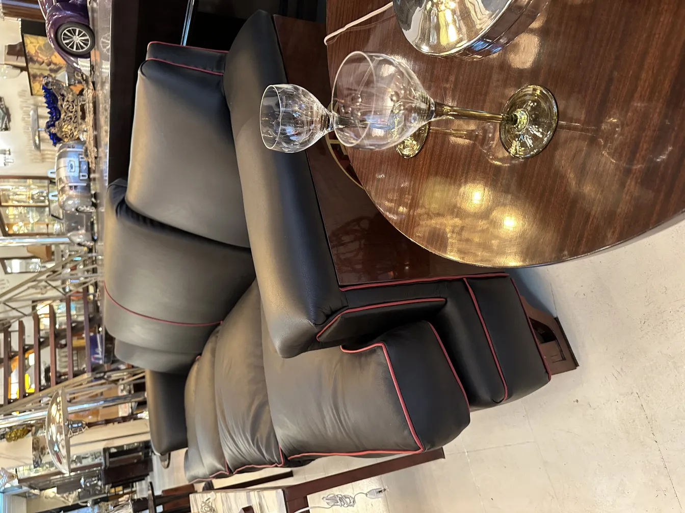 seis taças elegantes sobre uma mesa moderna com um sofá