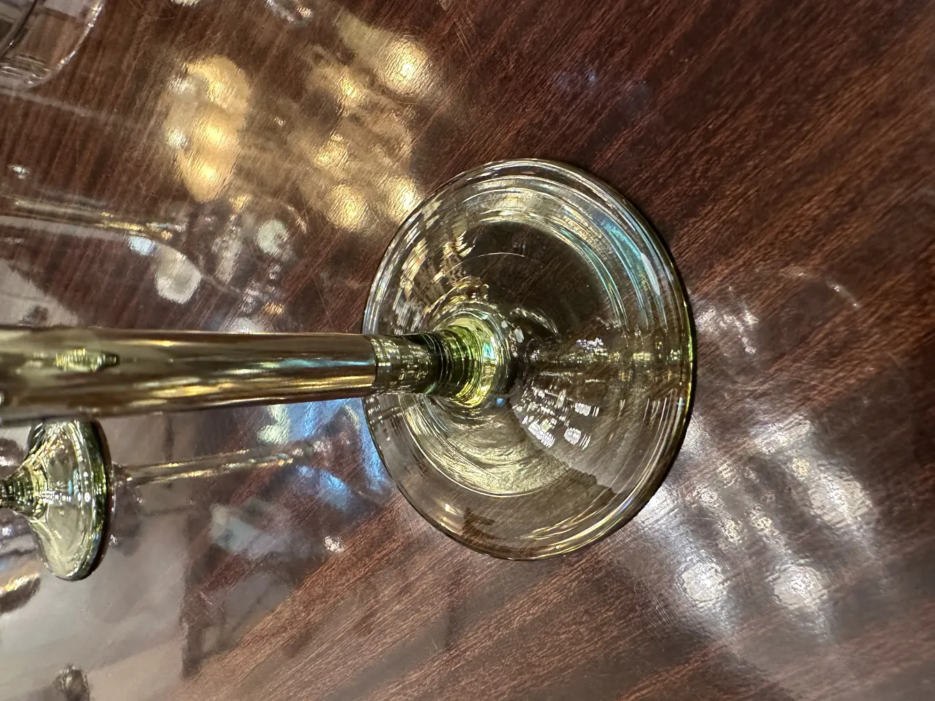 6 copas antiguas en la mesa, elegantes y brillantes