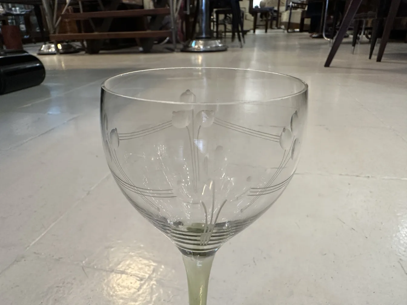 6个古老杯子的侧面，带有雕刻设计