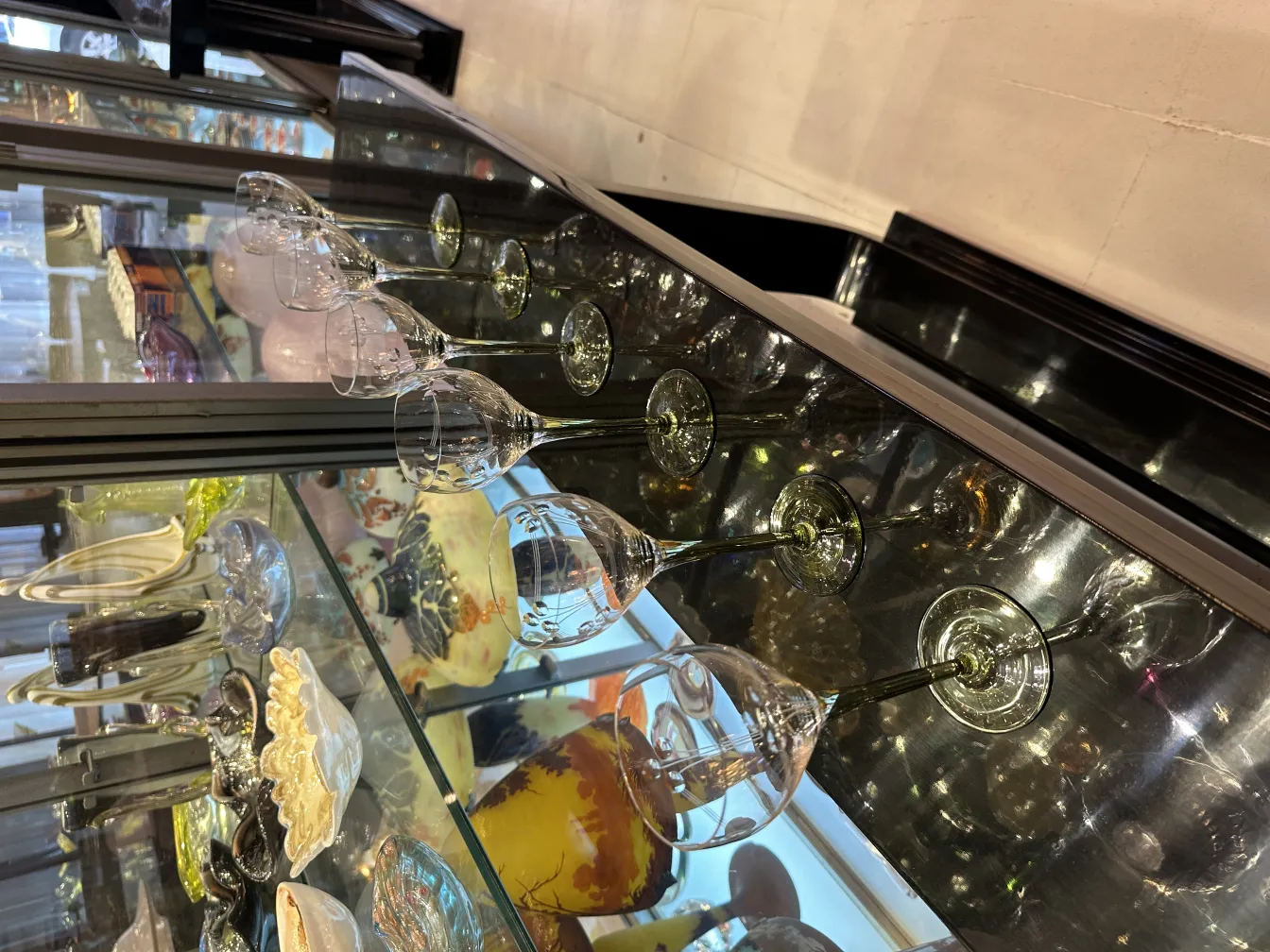 다양한 물건과 함께 전시된 6개의 고전적인 잔