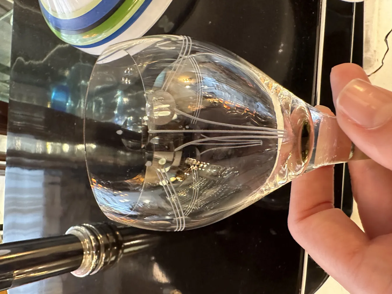 Seis copas antiguas con grabados, elegante decoración, fondo oscuro.