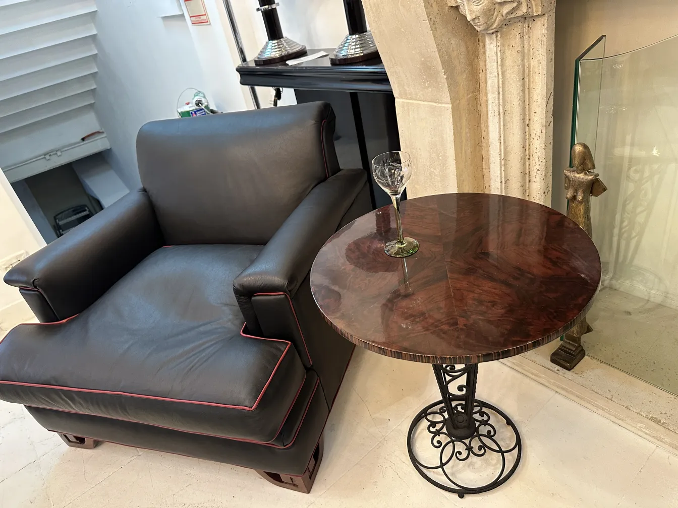 6 taças antigas em uma mesa elegante com detalhes decorativos