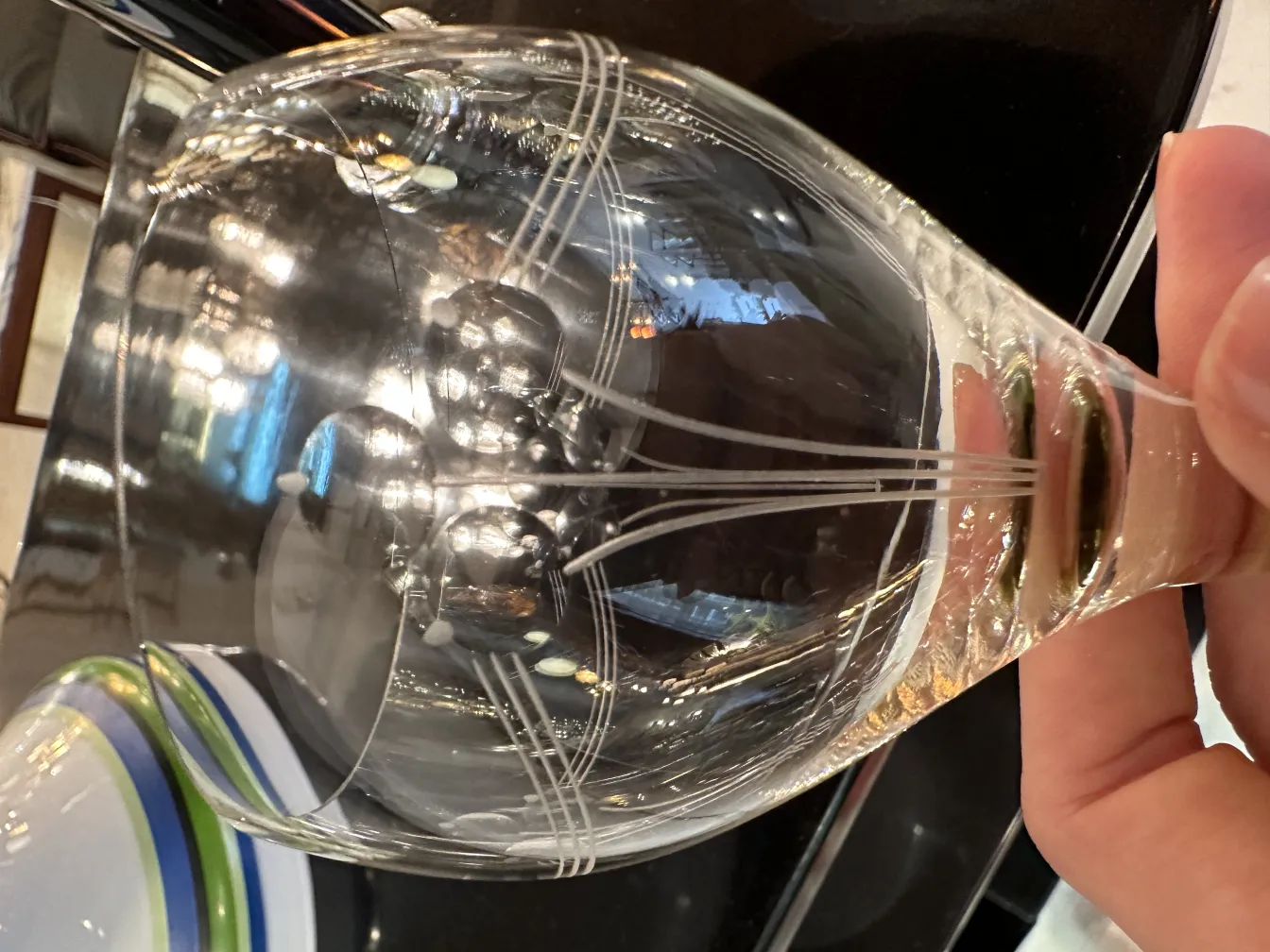 छह प्राचीन गिलास सुरुचिपूर्ण और पारदर्शी डिजाइन में स्वागत करने वाले वातावरण में।