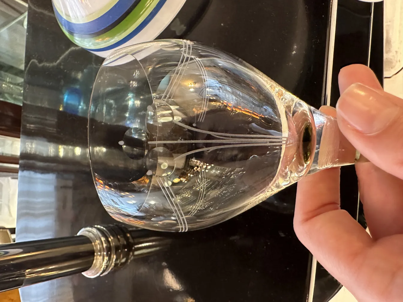 Vue d'un verre ancien avec un design élégant.