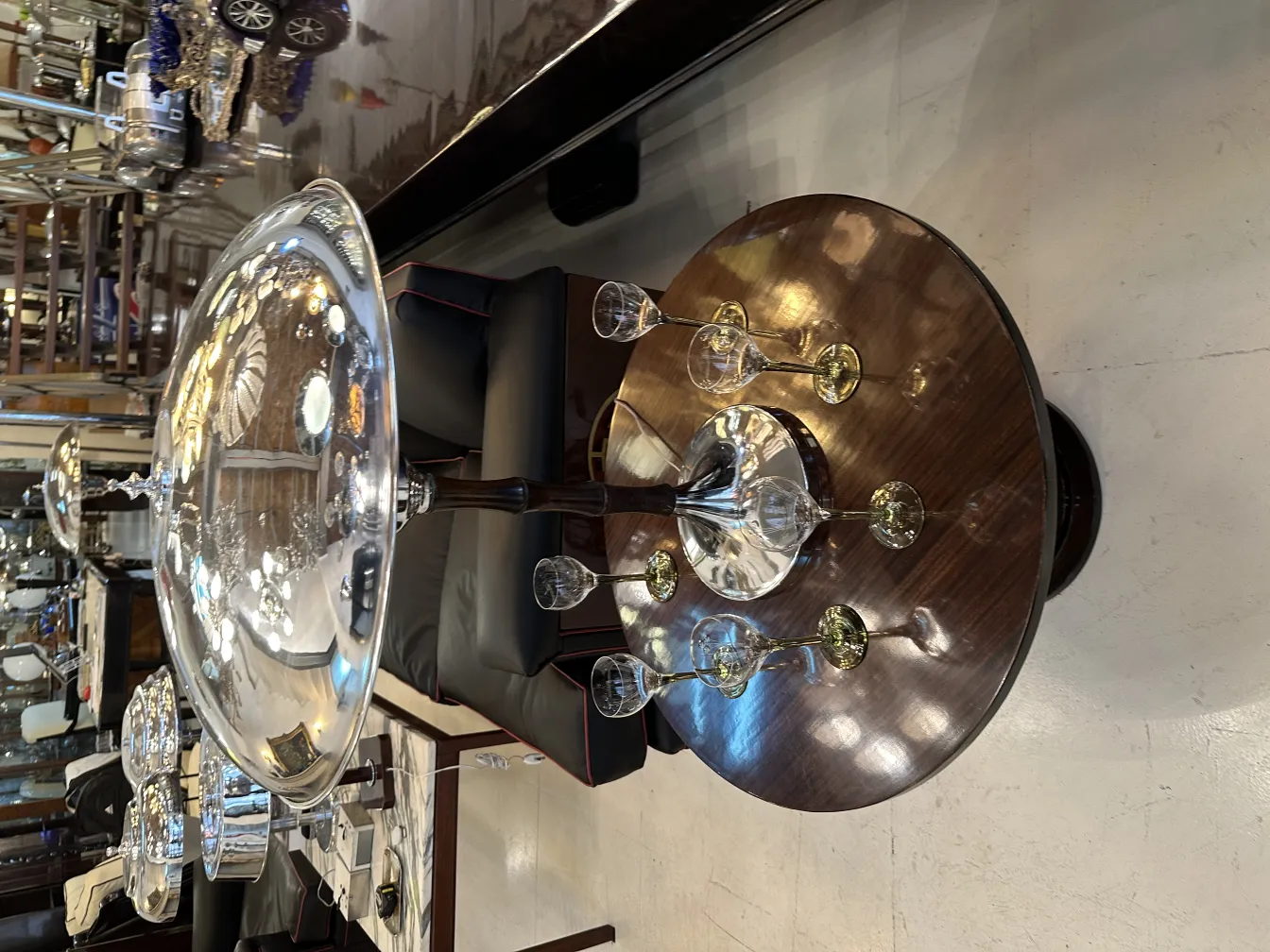 шесть старых бокалов на блестящем столе с элегантным фоном