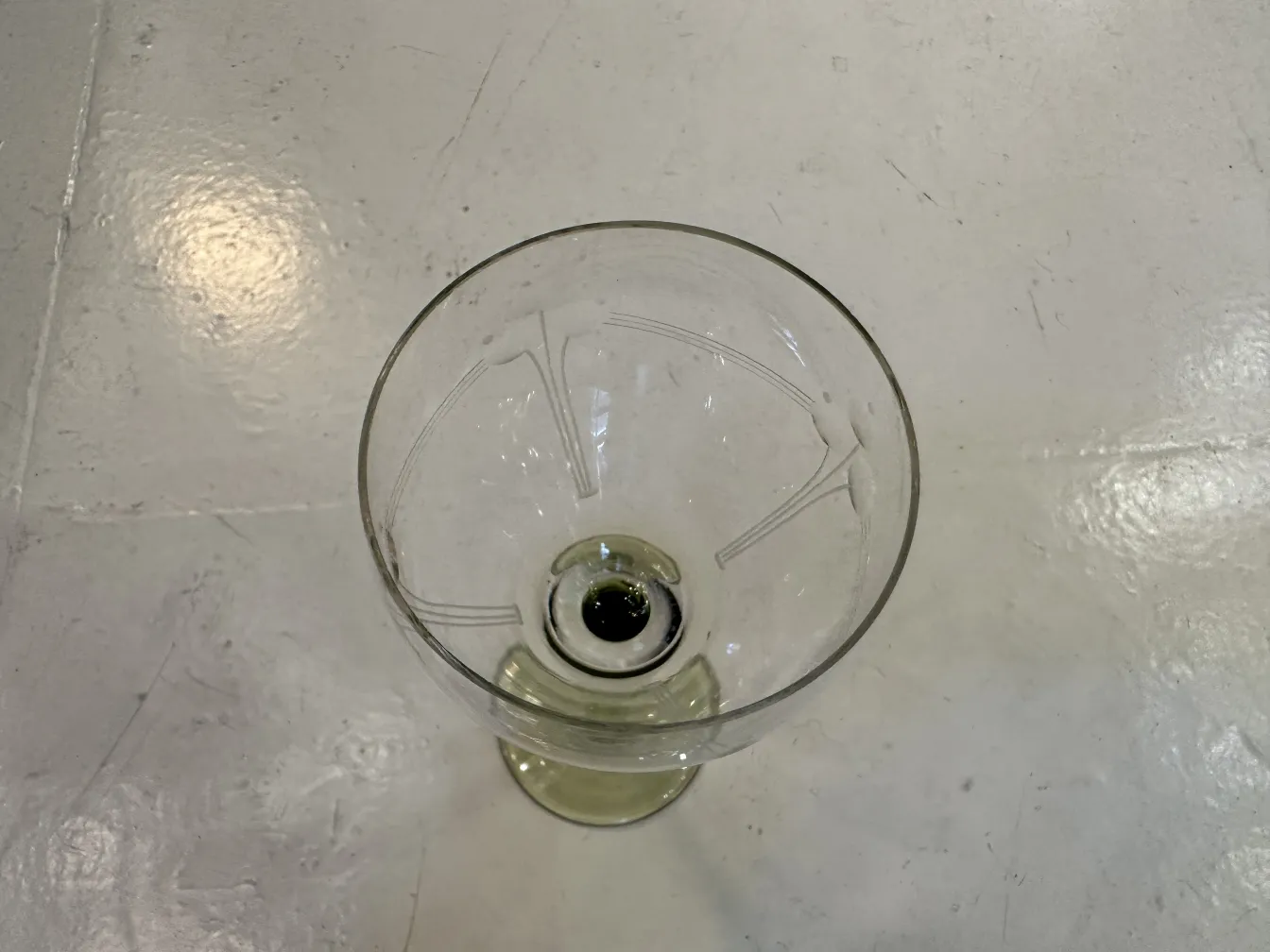 Vista de cima de 6 taças antigas com detalhes decorativos