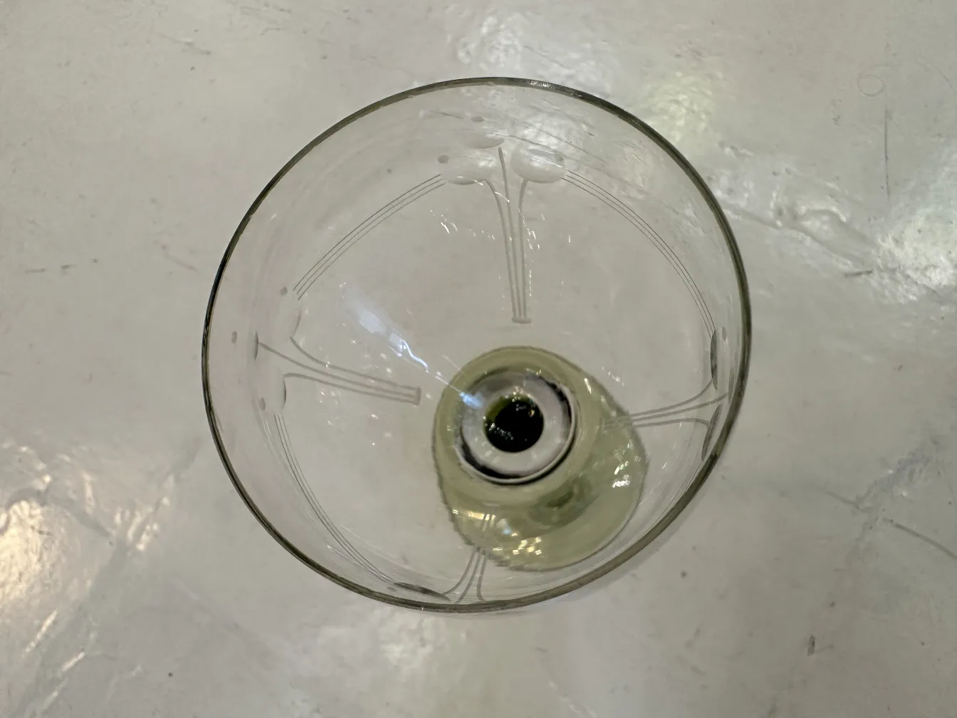 vue de dessus de 6 verres anciens avec décorations