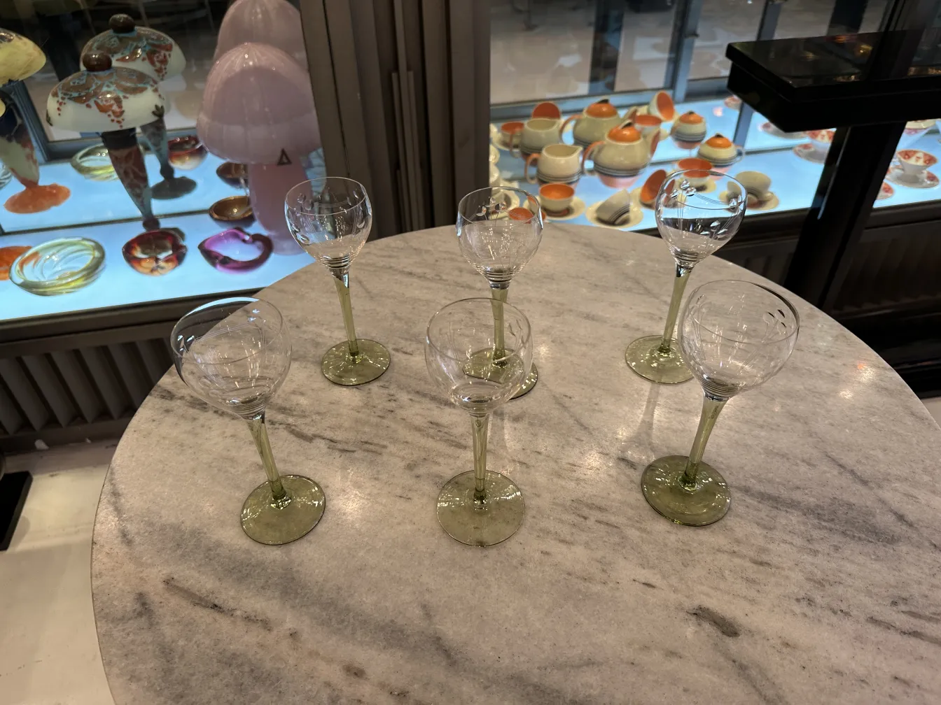 Conjunto de 6 taças antigas em uma mesa de mármore.