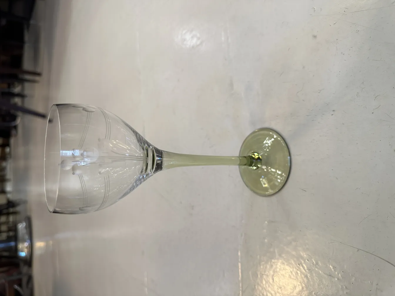 6个古董杯子，背景是明亮的颜色