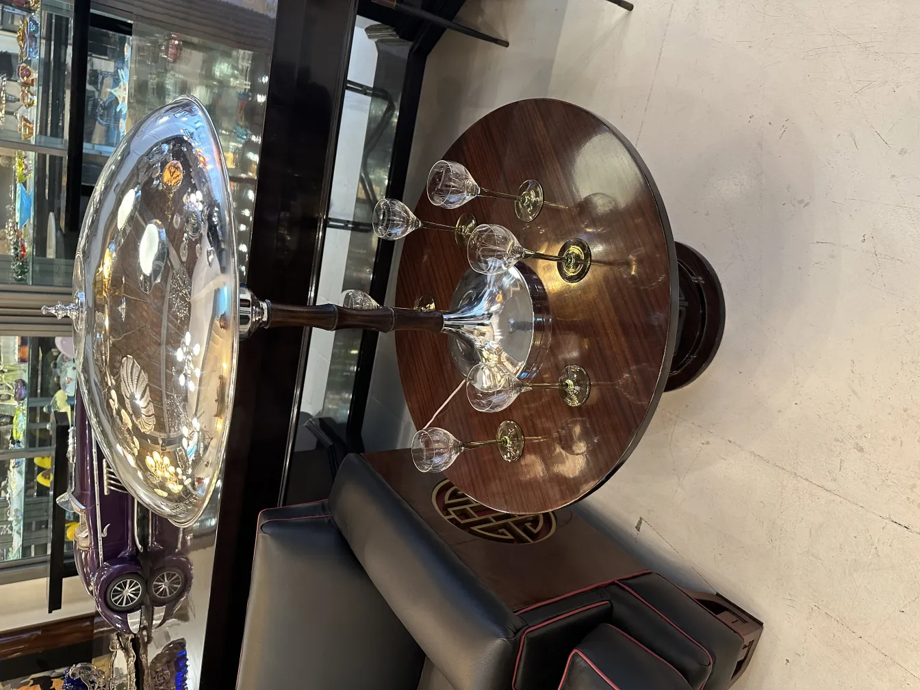 Ensemble de 6 verres anciens sur une table en bois