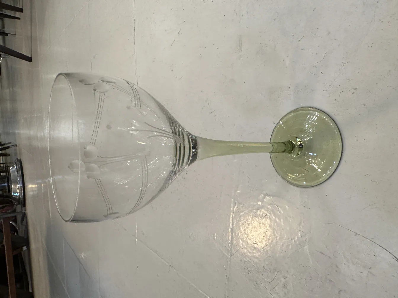 6 copas antiguas con elegante decoración, fondo claro