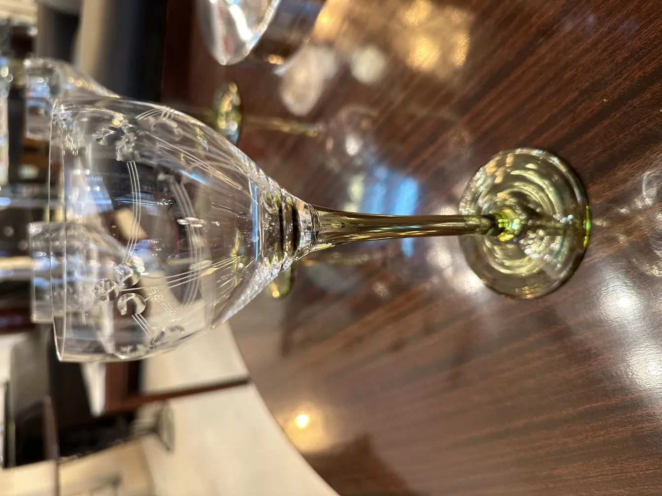 Seis taças antigas decoradas com detalhes elegantes em um ambiente aconchegante.