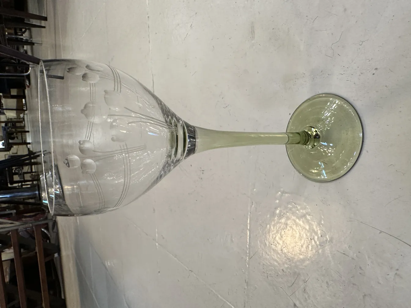 6 antike Gläser dekoriert mit elegantem Design auf hellem Hintergrund