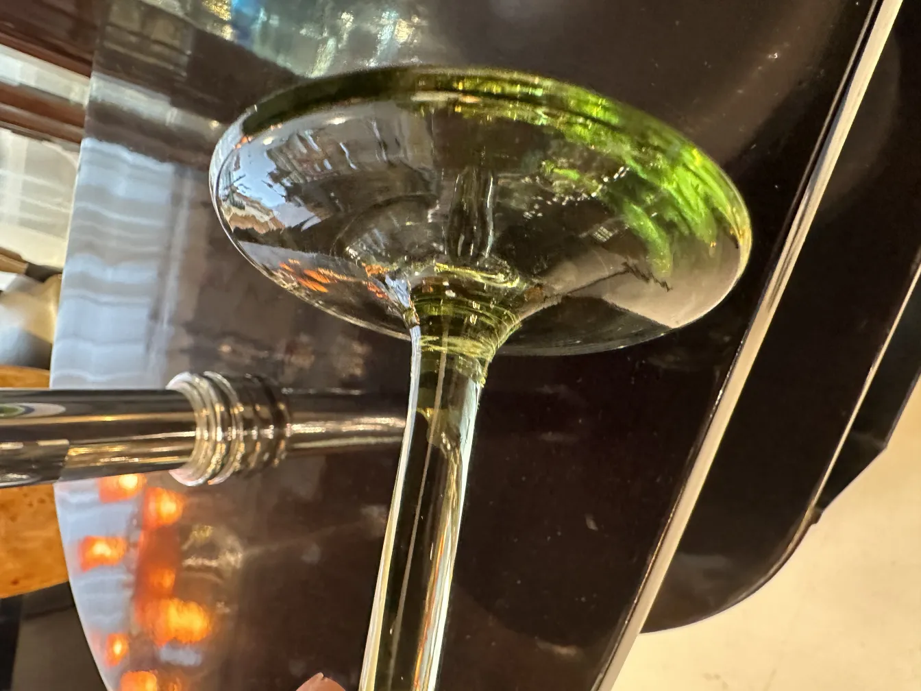 visão de baixo das 6 taças antigas em um ambiente elegante