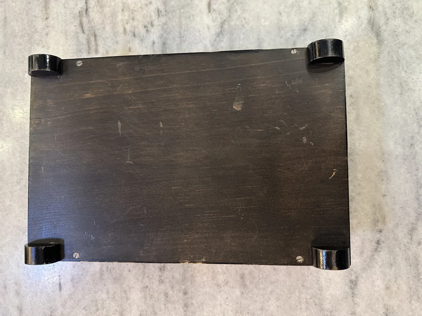 صندوق قديم مع تفاصيل زخرفية وباتينا