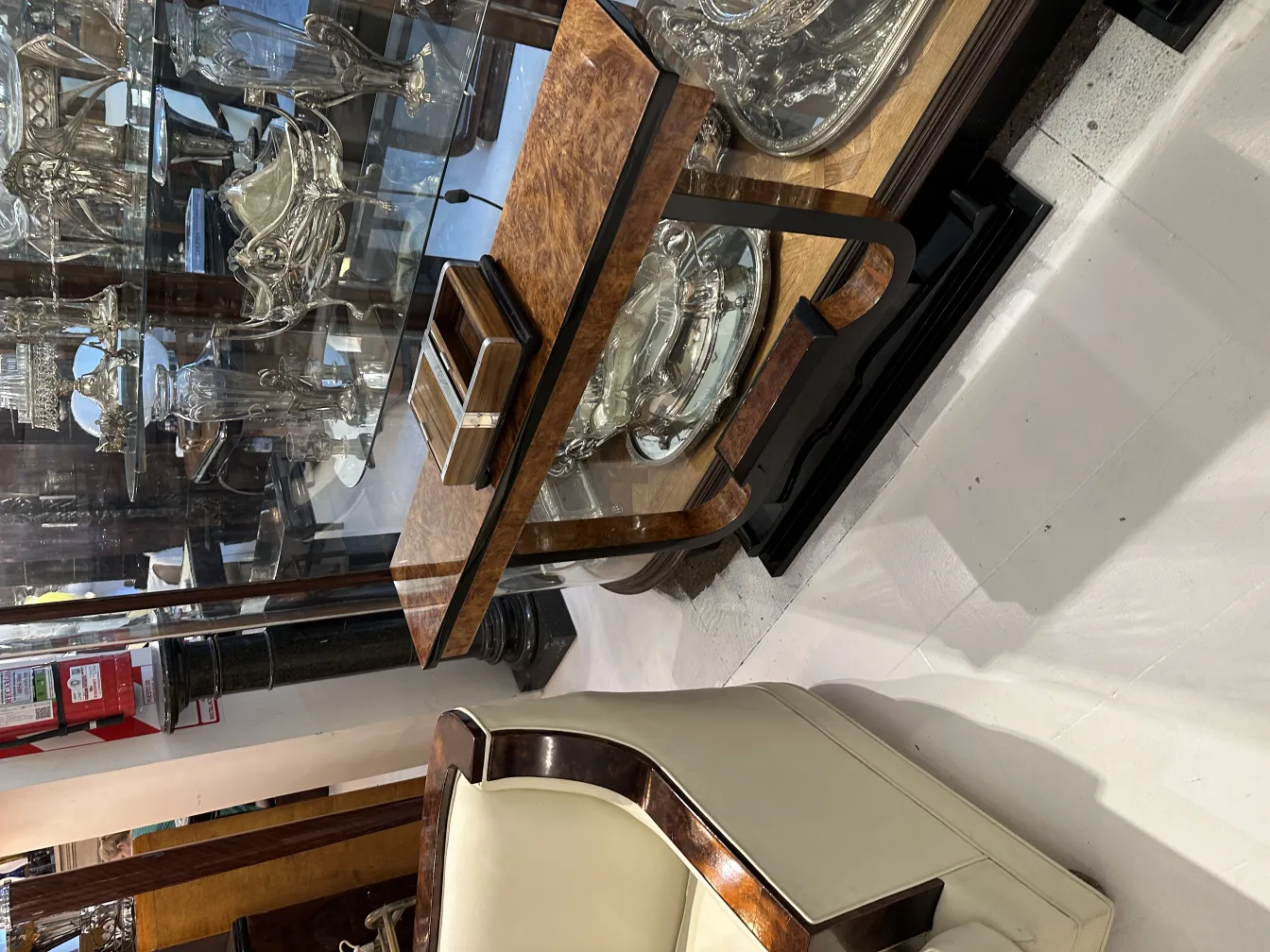 Caixa antiga de armazenamento em um ambiente museológico.