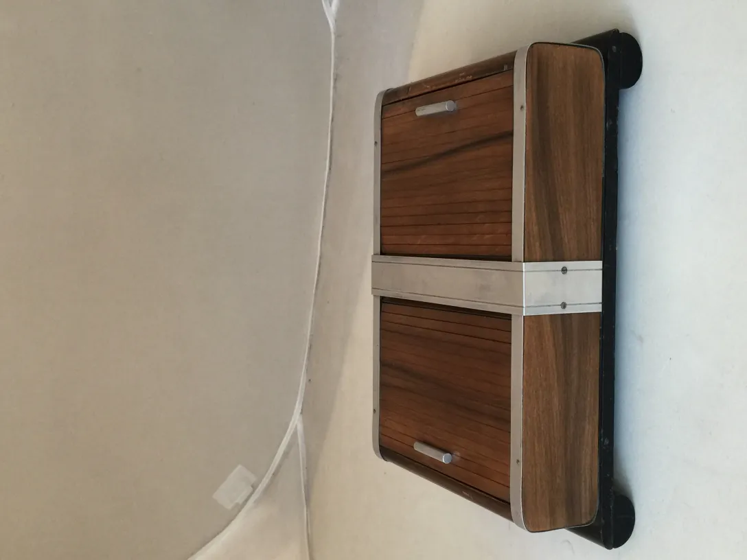 scatola antica con design elegante e dettagli decorativi