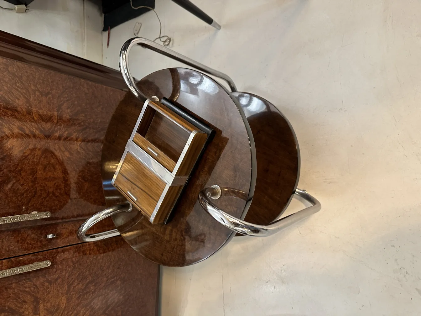 boîte vintage avec des détails élégants dans un cadre moderne