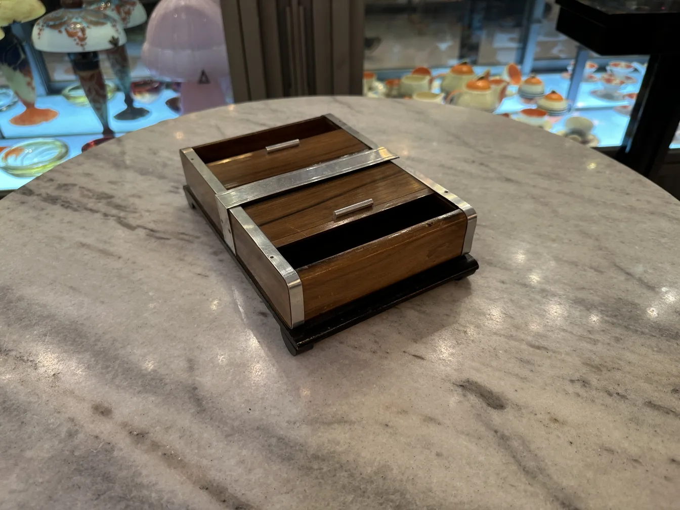 boîte ancienne avec compartiments décoratifs sur une table