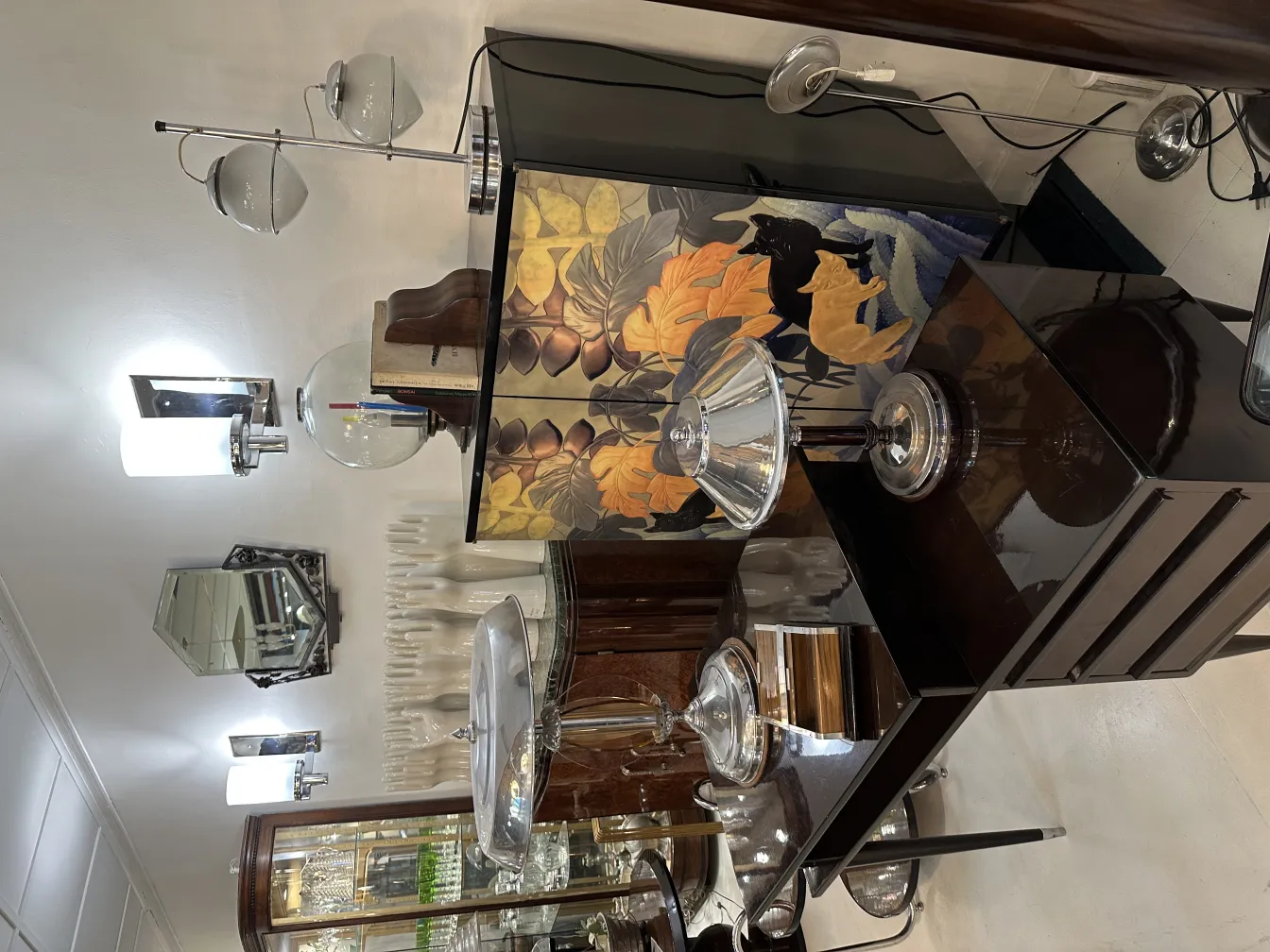 boîte antique décorative avec style et détails visuels