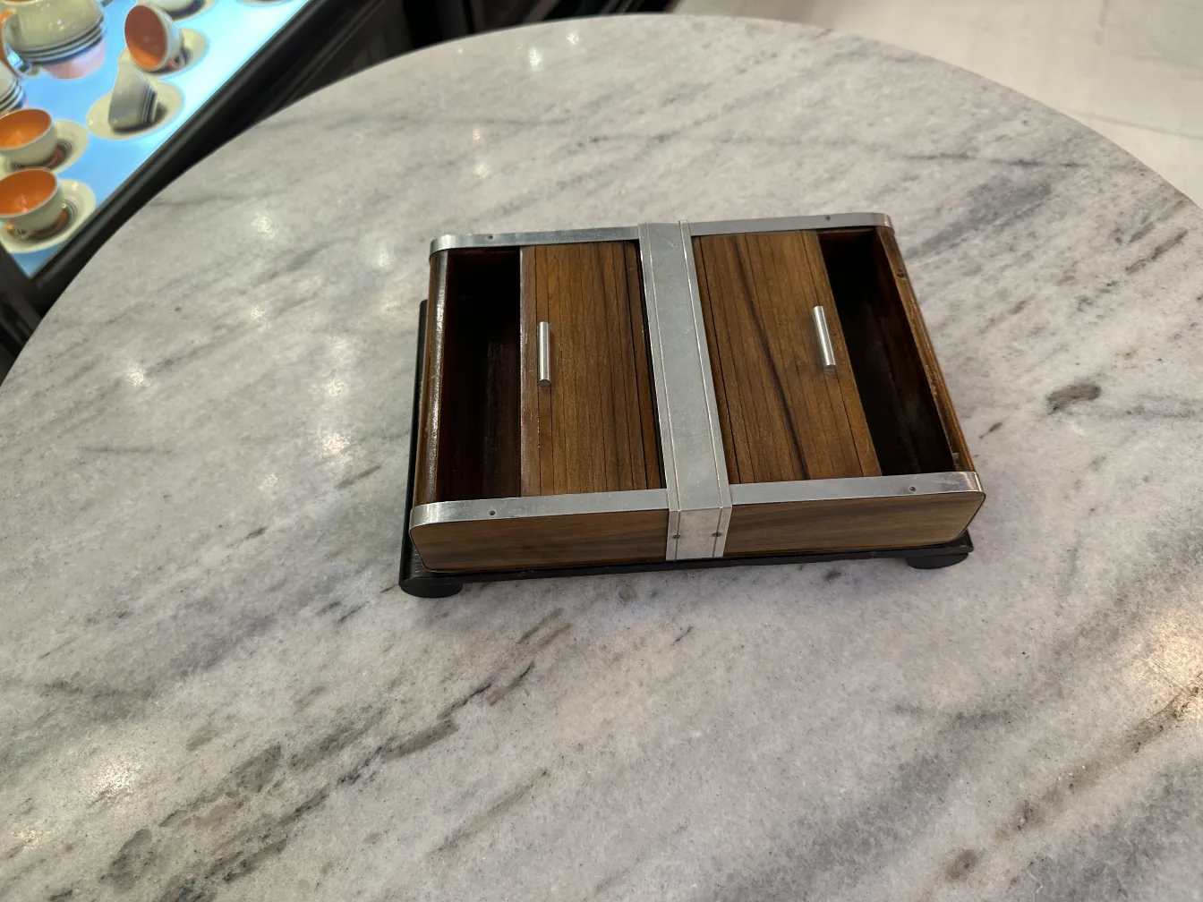 scatola antica in legno con scomparti e design elegante