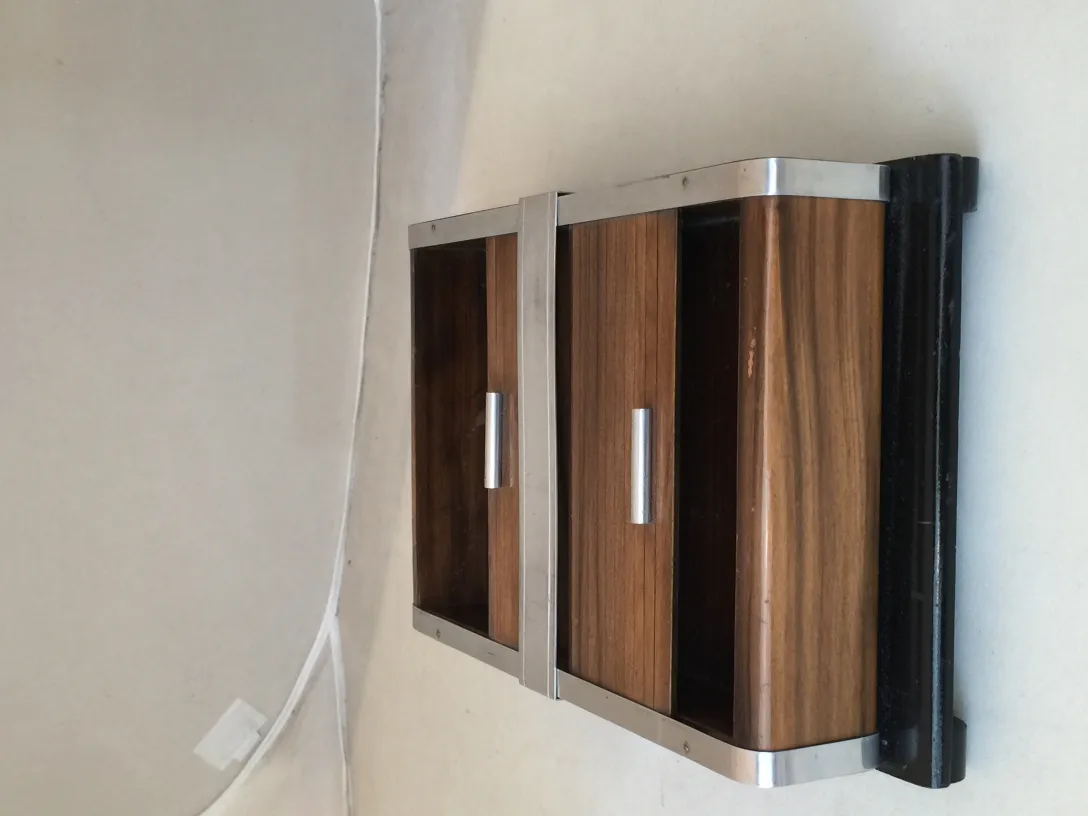 caja antigua con dos compartimentos y tiradores plateados