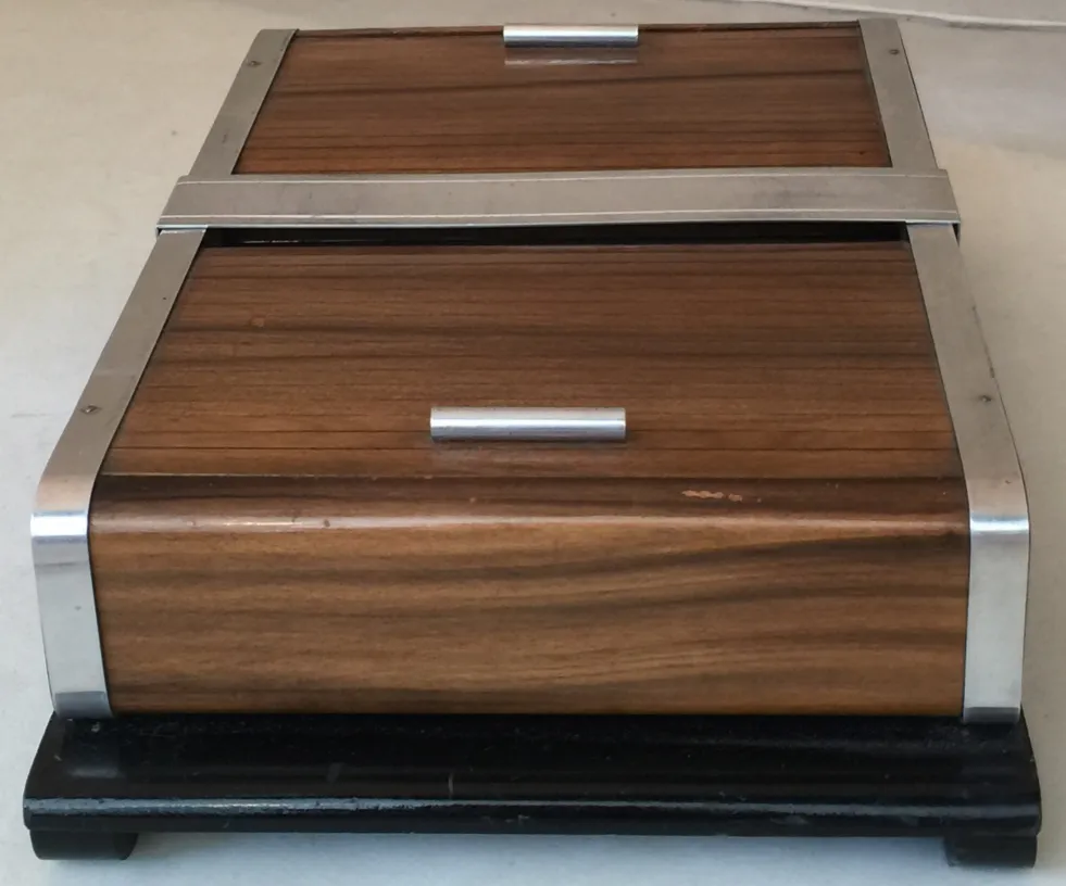 Caja antigua de madera con tapa y bisagras metálicas, decoración sutil