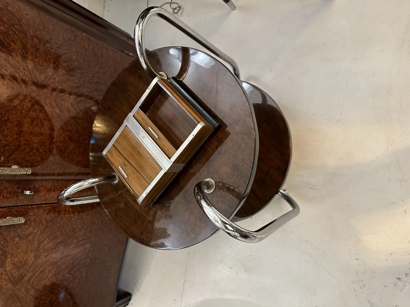 Caixa antiga decorativa em uma mesa