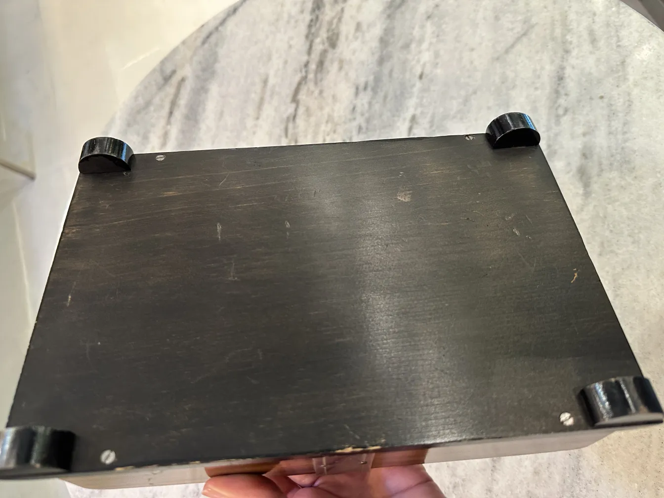 상세가 보이는 고풍스러운 장식 상자