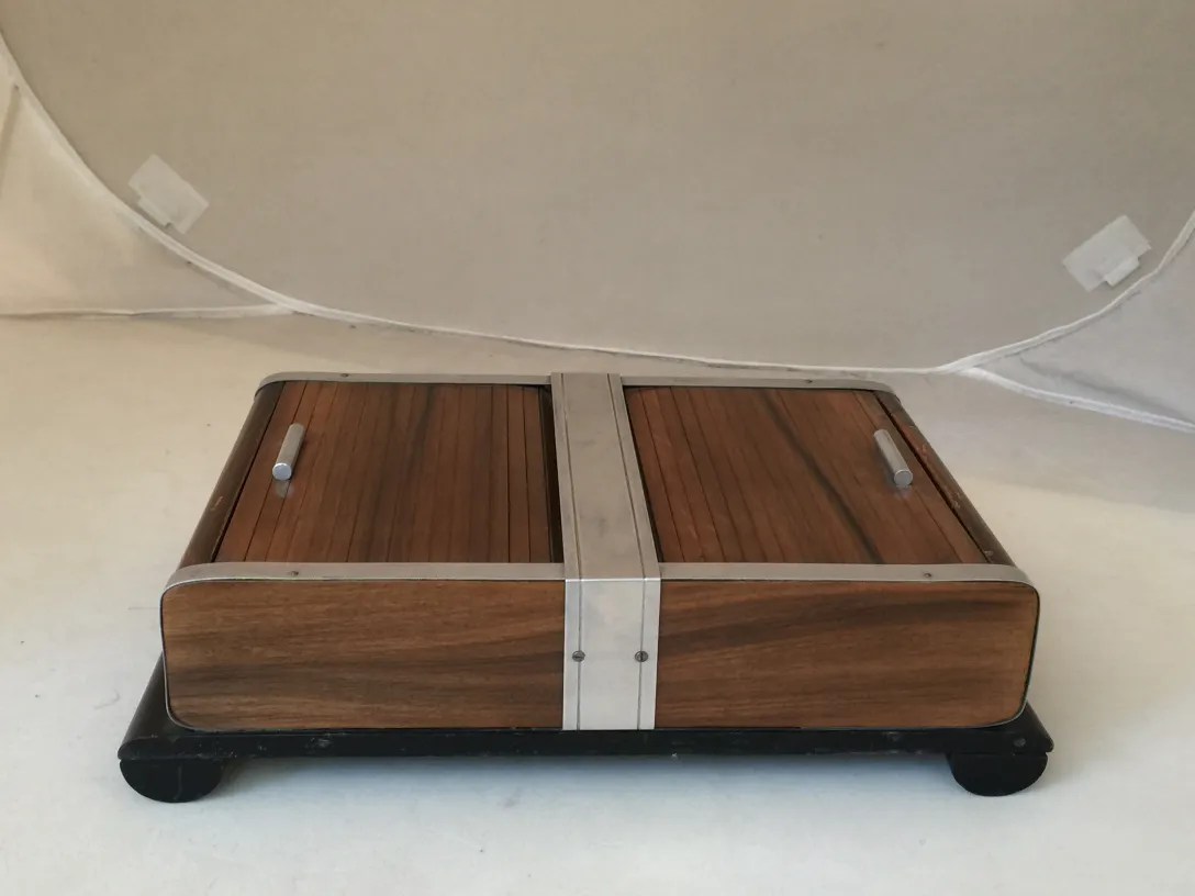 Старинная коробка с отсекями и ручками, светлый фон.