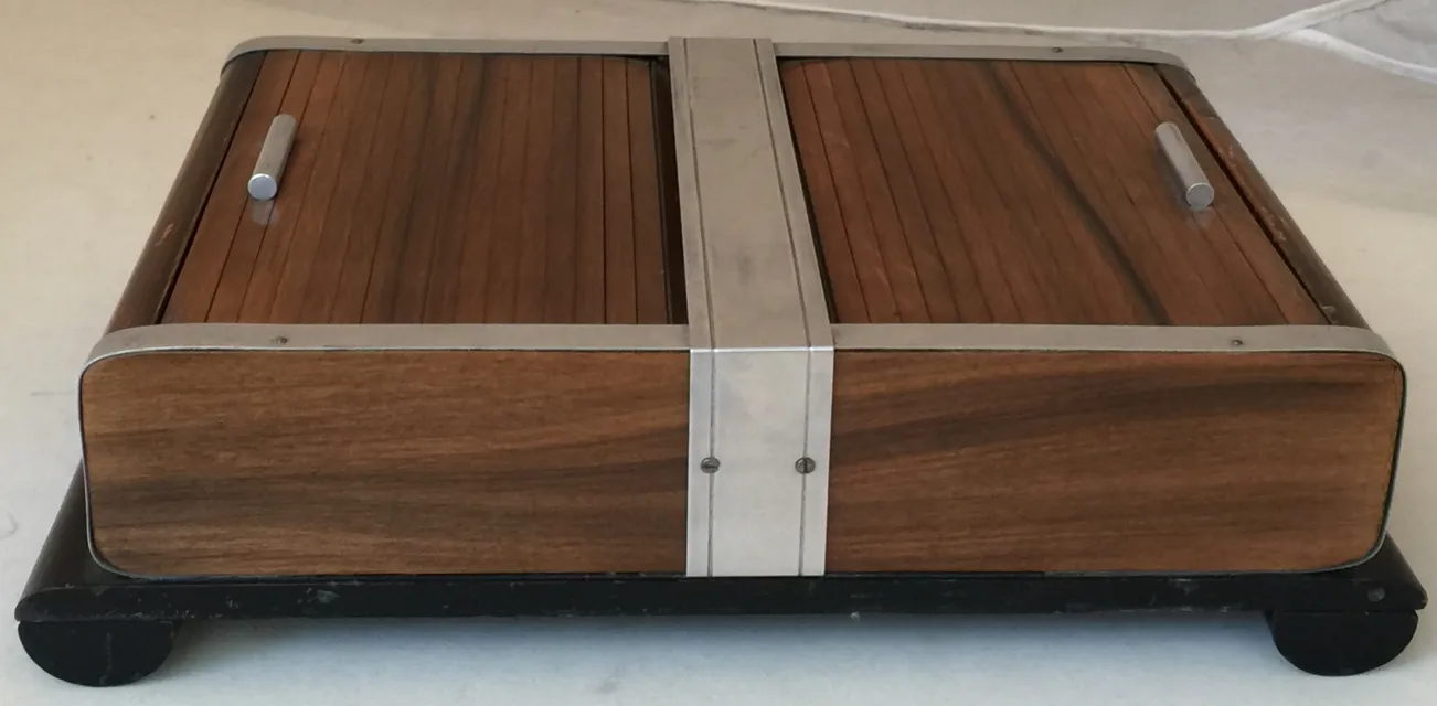 boîte ancienne avec un design élégant et poignée argentée