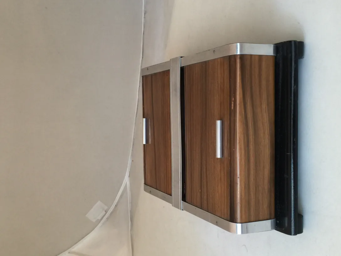 Caja antigua con una estructura de madera y metal, vista lateral.